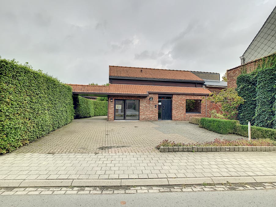Kantoor van ca. 130m² met parking in centrum Tielt