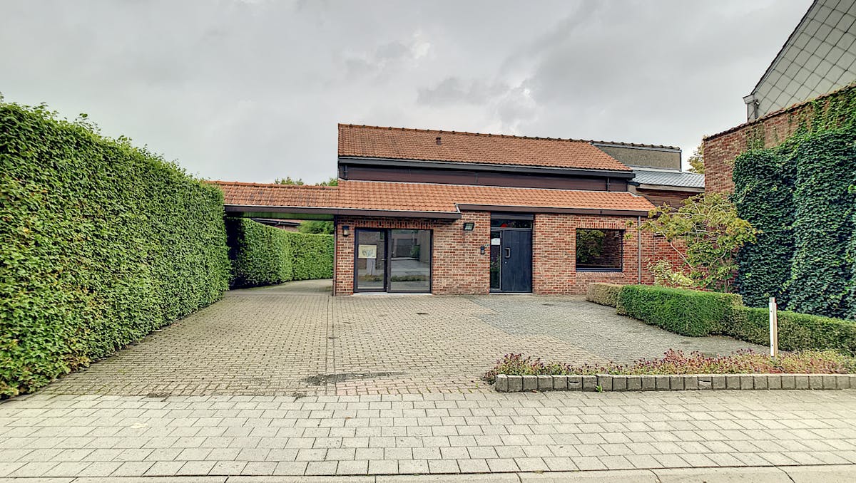 Kantoor van ca. 130m² met parking in centrum Tielt