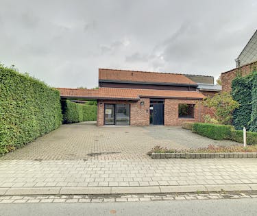 Kantoor van ca. 130m² met parking in centrum Tielt