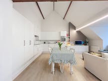 Modern dakappartement  met 1 kamer te huur 