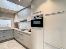 Bungalowwoning met tuin en garage in Ieper.