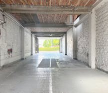 Afgesloten autostaanplaats te huur in Roeselare.