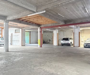 Afgesloten autostaanplaats te huur in Roeselare.