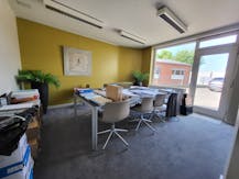 Kantoorgebouw te koop in Zedelgem met ruime parking.