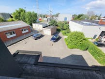 Kantoorgebouw te koop in Zedelgem met ruime parking.