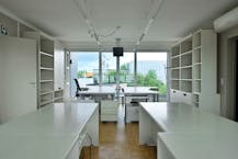 Kantoorgebouw te koop in Zedelgem met ruime parking.