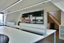 Kantoorgebouw te koop in Zedelgem met ruime parking.