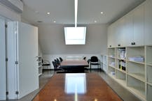 Kantoorgebouw te koop in Zedelgem met ruime parking.