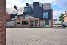 Kantoorgebouw te koop in Zedelgem met ruime parking.