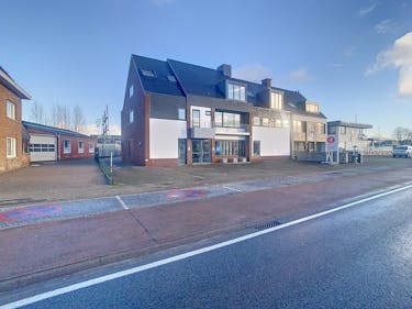 Kantoorgebouw te koop in Zedelgem met ruime parking.