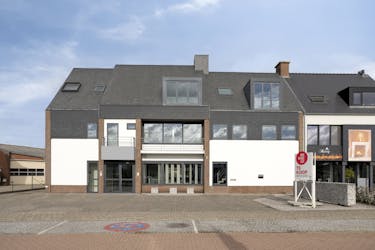 Kantoorgebouw te koop in Zedelgem met ruime parking.