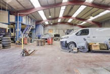 Loods van ca. 547m² op commerciële ligging in Hooglede-Gits