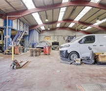 Loods van ca. 547m² op commerciële ligging in Hooglede-Gits