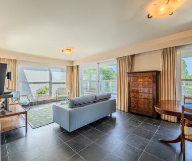 Ruim hoekappartement met twee slaapkamers en groot terras.