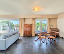 Ruim hoekappartement met twee slaapkamers en groot terras.