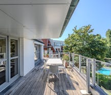 Ruim hoekappartement met twee slaapkamers en groot terras.
