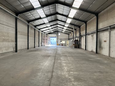  Loods van ca. 565 m² te huur op centrale ligging te Izegem