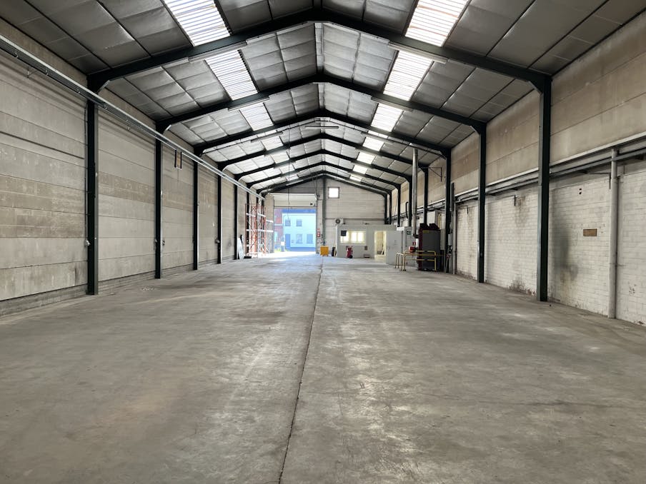  Loods van ca. 565 m² te huur op centrale ligging te Izegem