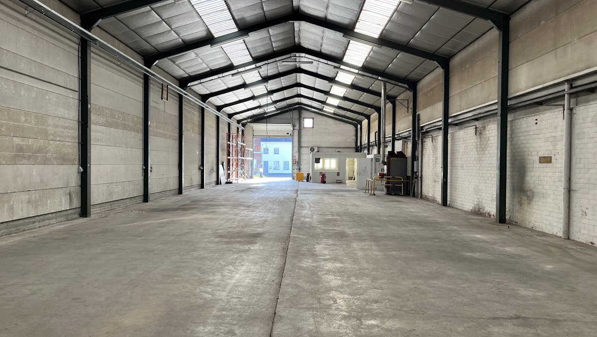 Loods van ca. 565 m² te huur op centrale ligging te Izegem