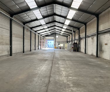 Loods van ca. 565 m² te huur op centrale ligging te Izegem