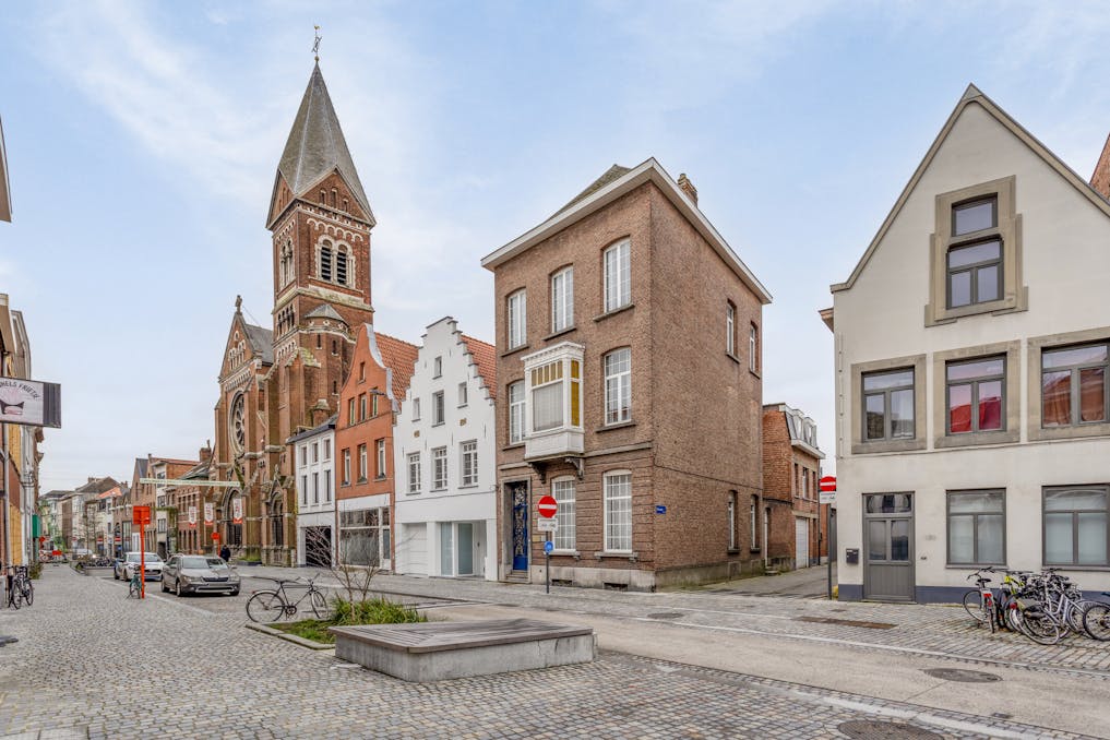 Authentieke herenwoning met dokterspraktijk te Mechelen