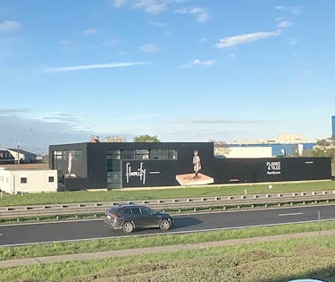 Bedrijfsgebouw langs de Ring/R32 van Roeselare.