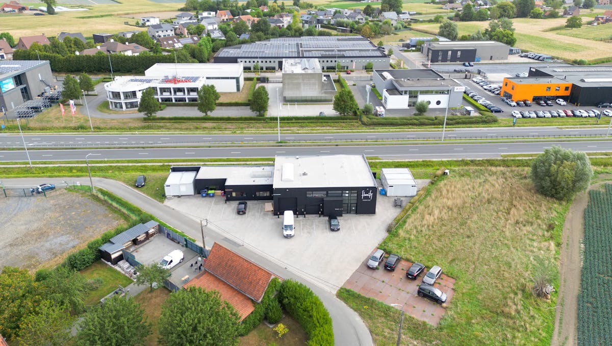 Bedrijfsgebouw langs de Ring/R32 van Roeselare.