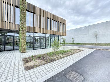 Commerciële ruimte te huur (261 m²) + Magazijn (280 m²)