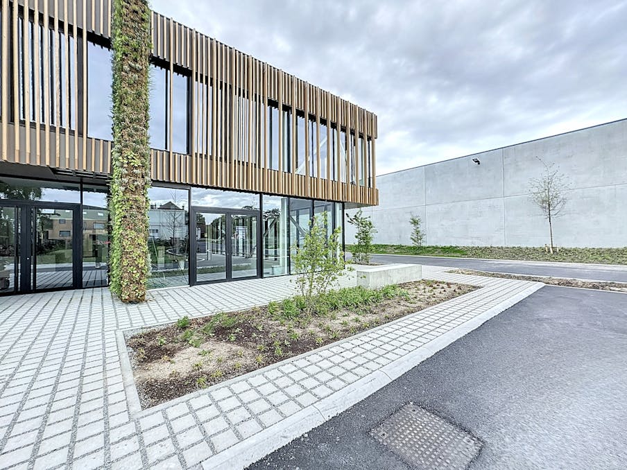 Commerciële ruimte te huur (261 m²) + Magazijn (280 m²)