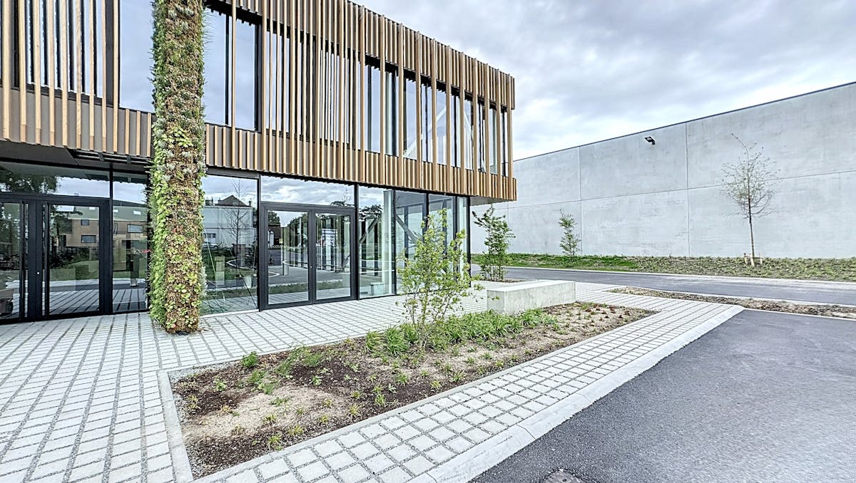 Commerciële ruimte te huur (261 m²) + Magazijn (280 m²)