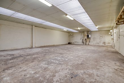 Magazijn met woonst te koop Assebroek