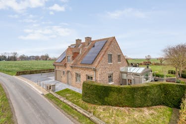 Landelijke woning met 4 slaapkamers op 2.772m² te Beauvoorde.
