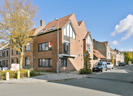 Verrassend ruim huis met praktijkruimte, terras en garage te Sint-Kruis (Brugge)