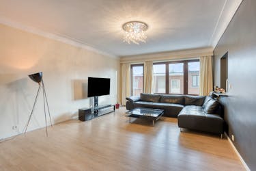 Totaal gerenoveerd appartement met 2 slaapkamers, terras en privé garagebox te centrum Strombeek