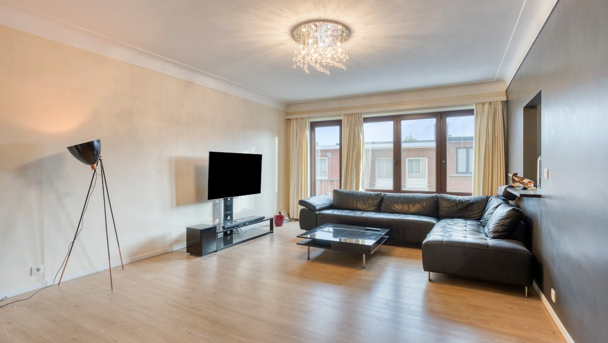 Totaal gerenoveerd appartement met 2 slaapkamers, terras en privé garagebox te centrum Strombeek