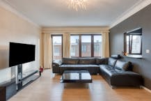 Totaal gerenoveerd appartement met 2 slaapkamers, terras en privé garagebox te centrum Strombeek