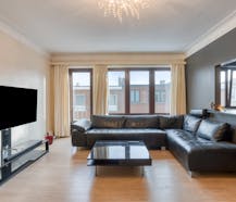 Totaal gerenoveerd appartement met 2 slaapkamers, terras en privé garagebox te centrum Strombeek