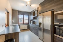 Totaal gerenoveerd appartement met 2 slaapkamers, terras en privé garagebox te centrum Strombeek