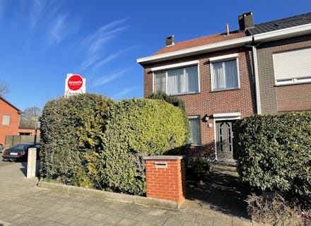 Woning met 4 (à 5) slaapkamers te koop in een leuke wijk in Ekeren!