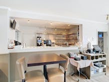 Volledig uitgerust horecapand en 2 gerenoveerde appartmenten