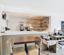 Volledig uitgerust horecapand en 2 gerenoveerde appartmenten