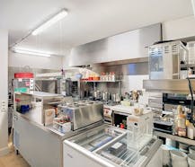 Volledig uitgerust horecapand en 2 gerenoveerde appartmenten