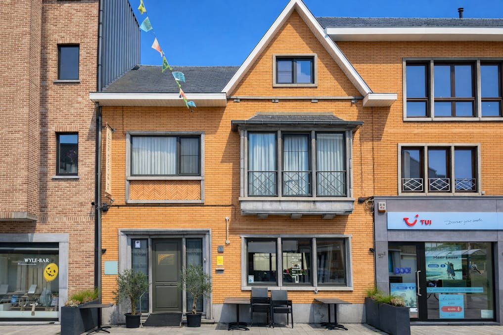 Volledig uitgerust horecapand en 2 gerenoveerde appartmenten