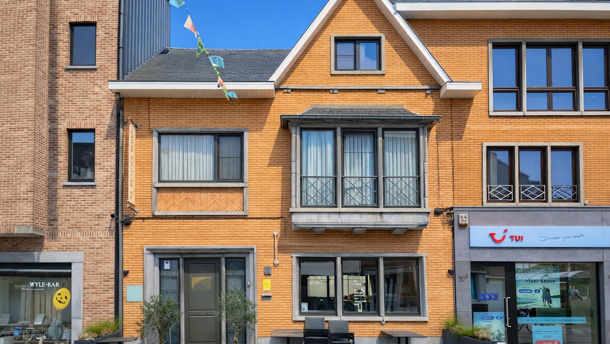 Volledig uitgerust horecapand en 2 gerenoveerde appartmenten