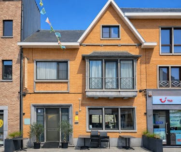 Volledig uitgerust horecapand en 2 gerenoveerde appartmenten