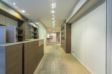 Verhuurd handelspand met appartementen te koop in Kortrijk (opbrengsteigendom)