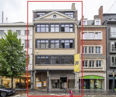 Verhuurd handelspand met appartementen te koop in Kortrijk (opbrengsteigendom)