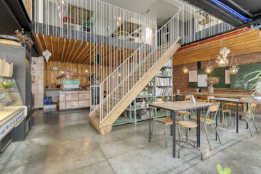 Veelzijdig handelspand (ca. 329 m²) te huur in Roeselare