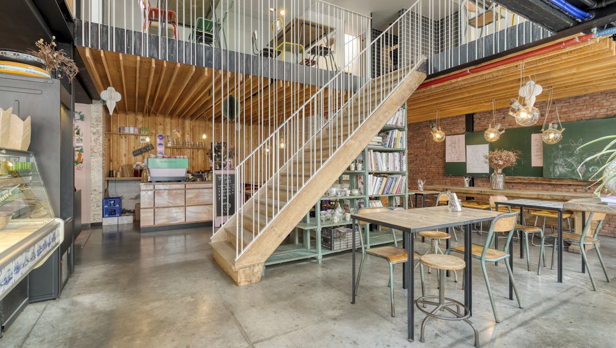 Veelzijdig handelspand (ca. 329 m²) te huur in Roeselare