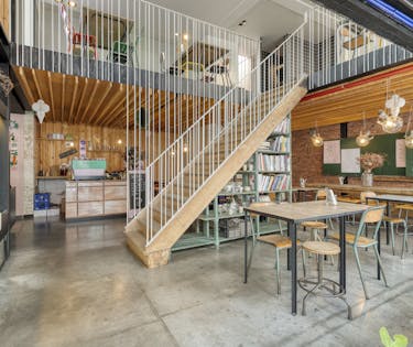 Veelzijdig handelspand (ca. 329 m²) te huur in Roeselare